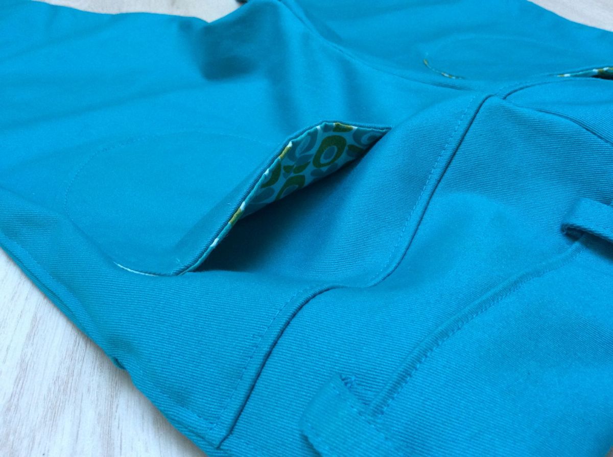 Een broekje met een twist – Girls in Uniform